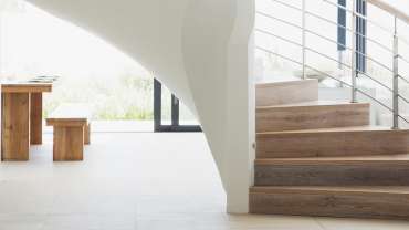 7 beneficios de usar piso vinílico para revestir escaleras