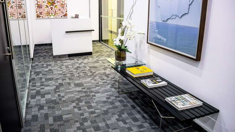 Alfombra en la oficina: ¿tener o no tener?