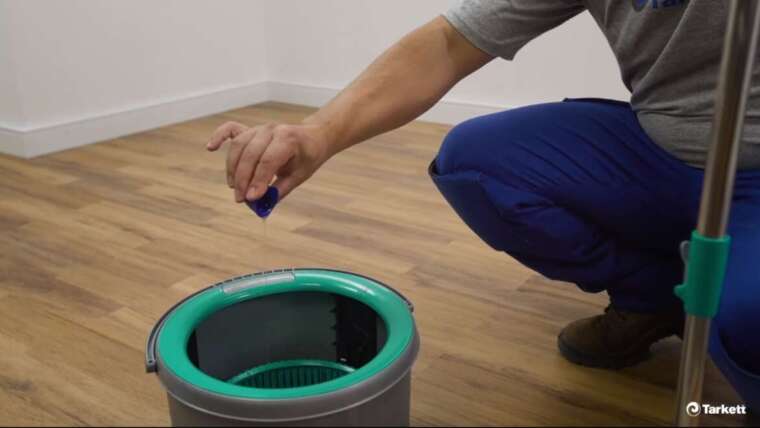 ¿Cómo limpiar piso vinílico pegado y clicado?