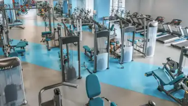 Piso vinílico para gimnasios: resistencia, seguridad y confort para deportistas